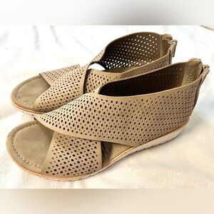 Eurosoft by Sofft Women's Tan Perforated Sandals Slip-On Flats w/ Zipper Sz 6.5